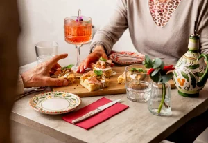 Apéritif italien et bouchées partagés à table