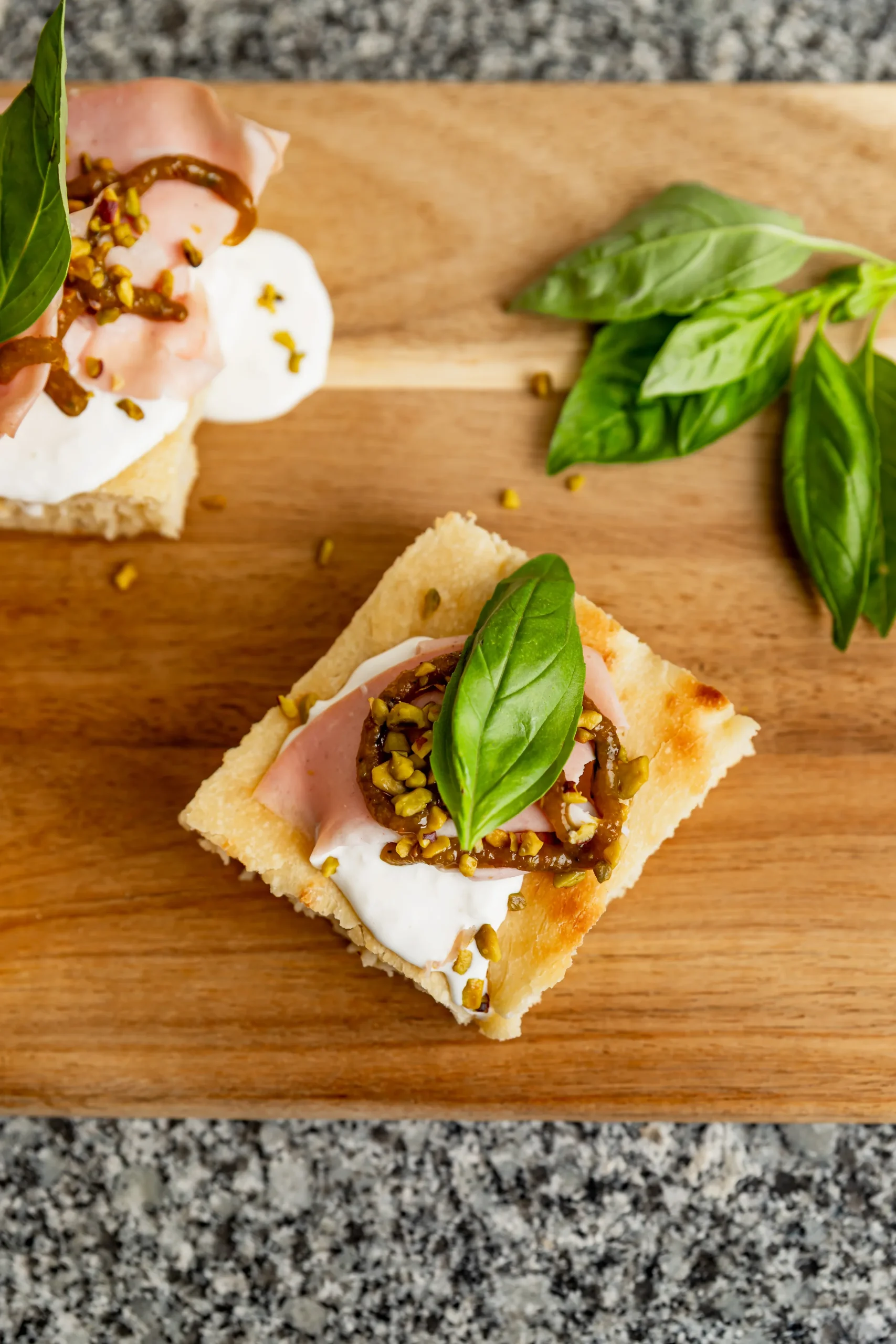 Bouchée au jambon cru et basilic sur une planche