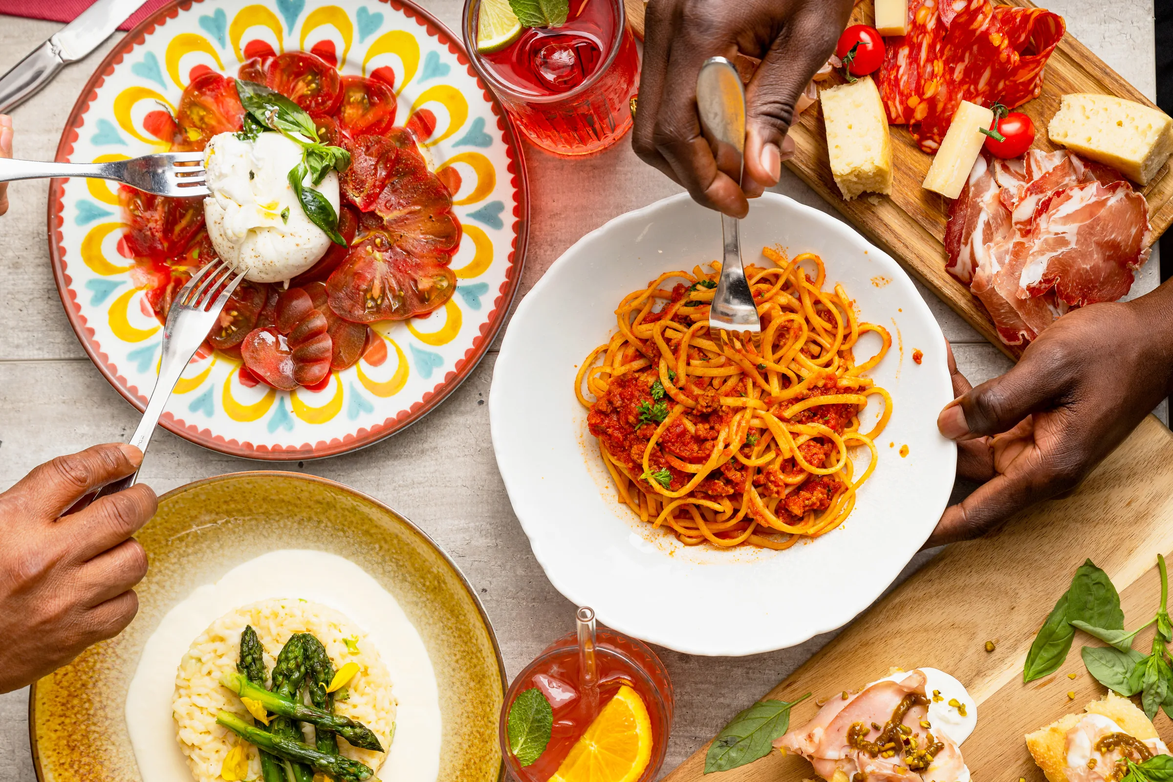 Table du brunch italien : burrata, pâtes et antipasti