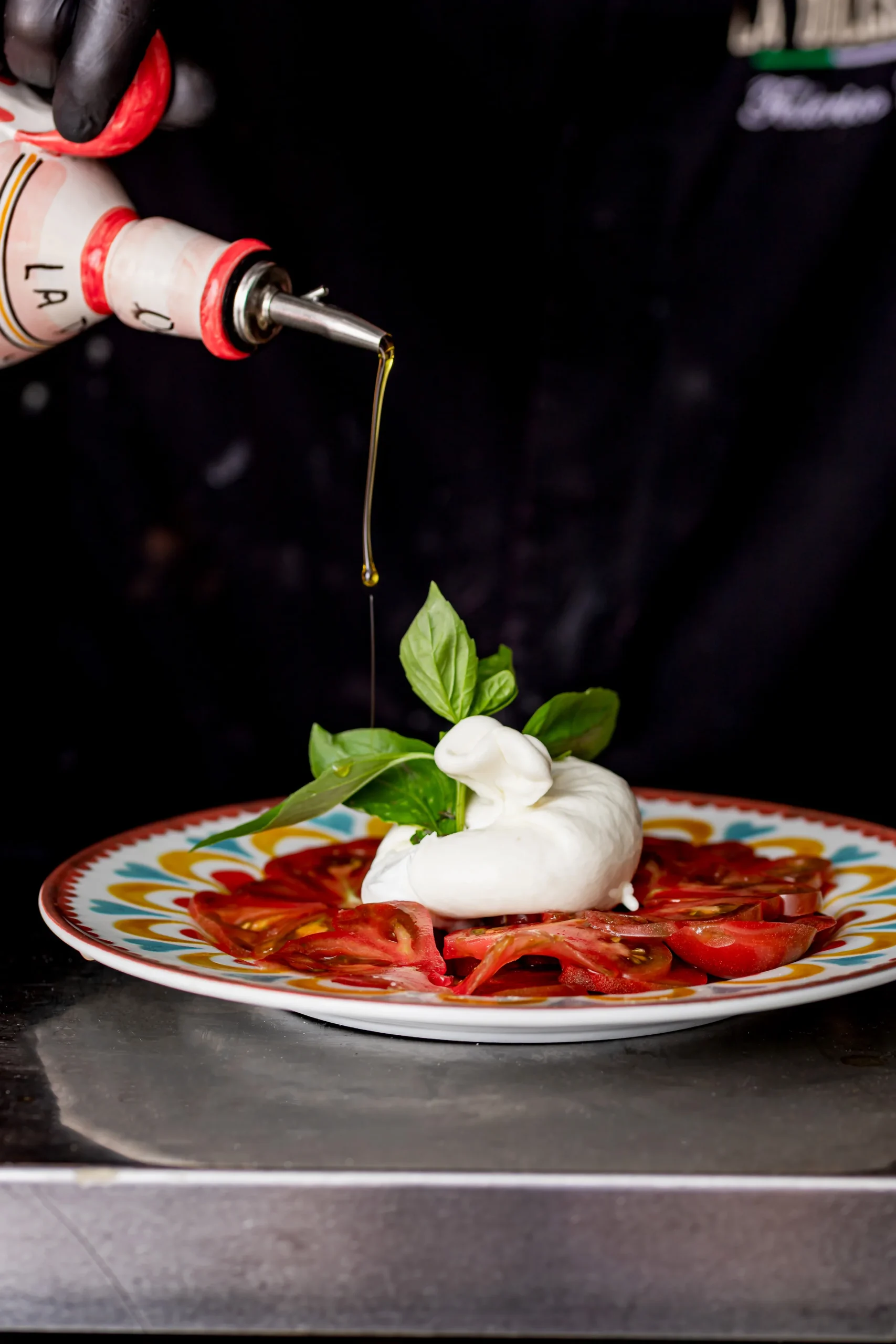 Huile d'olive versée sur une burrata
