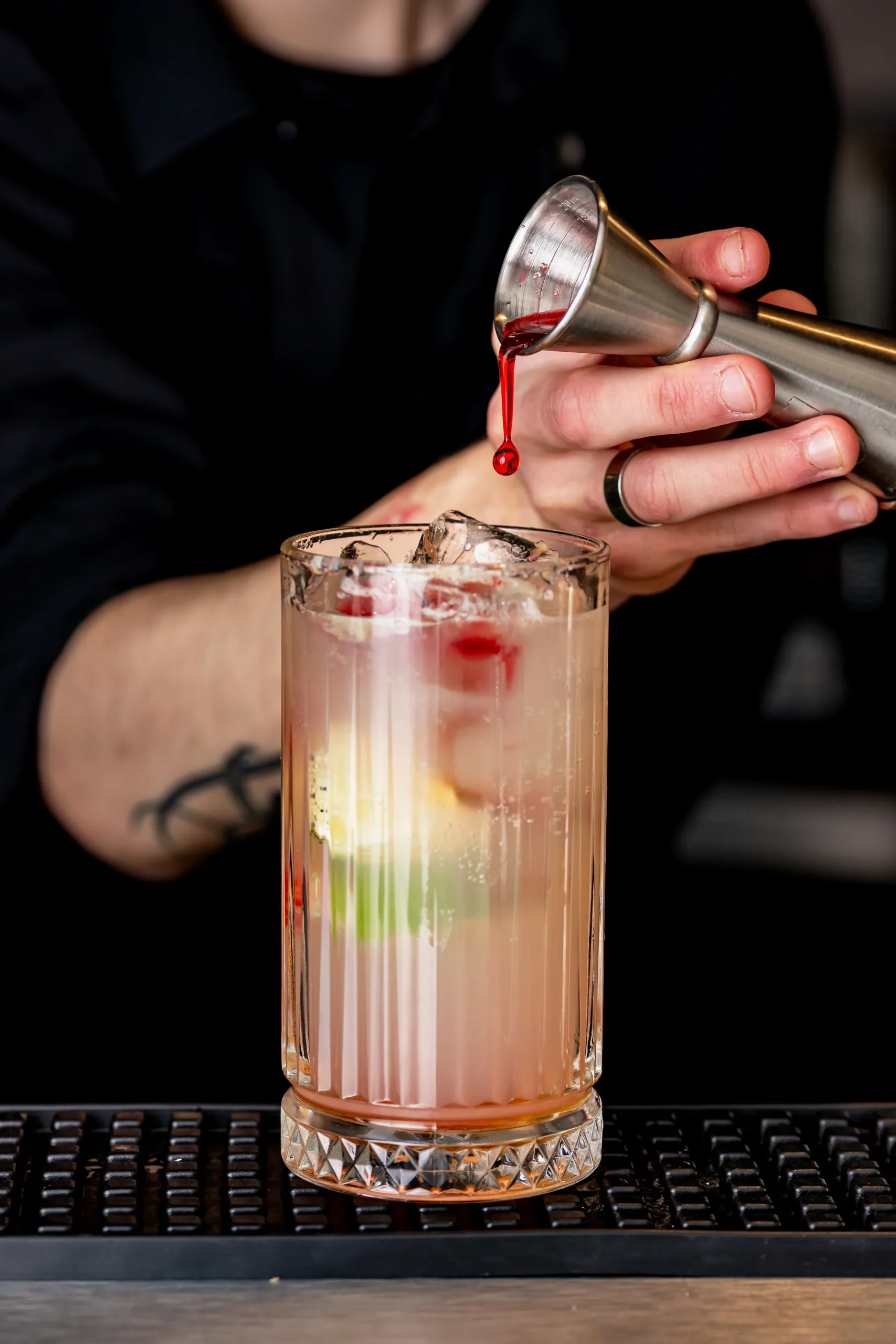 Préparation d'un cocktail au bar