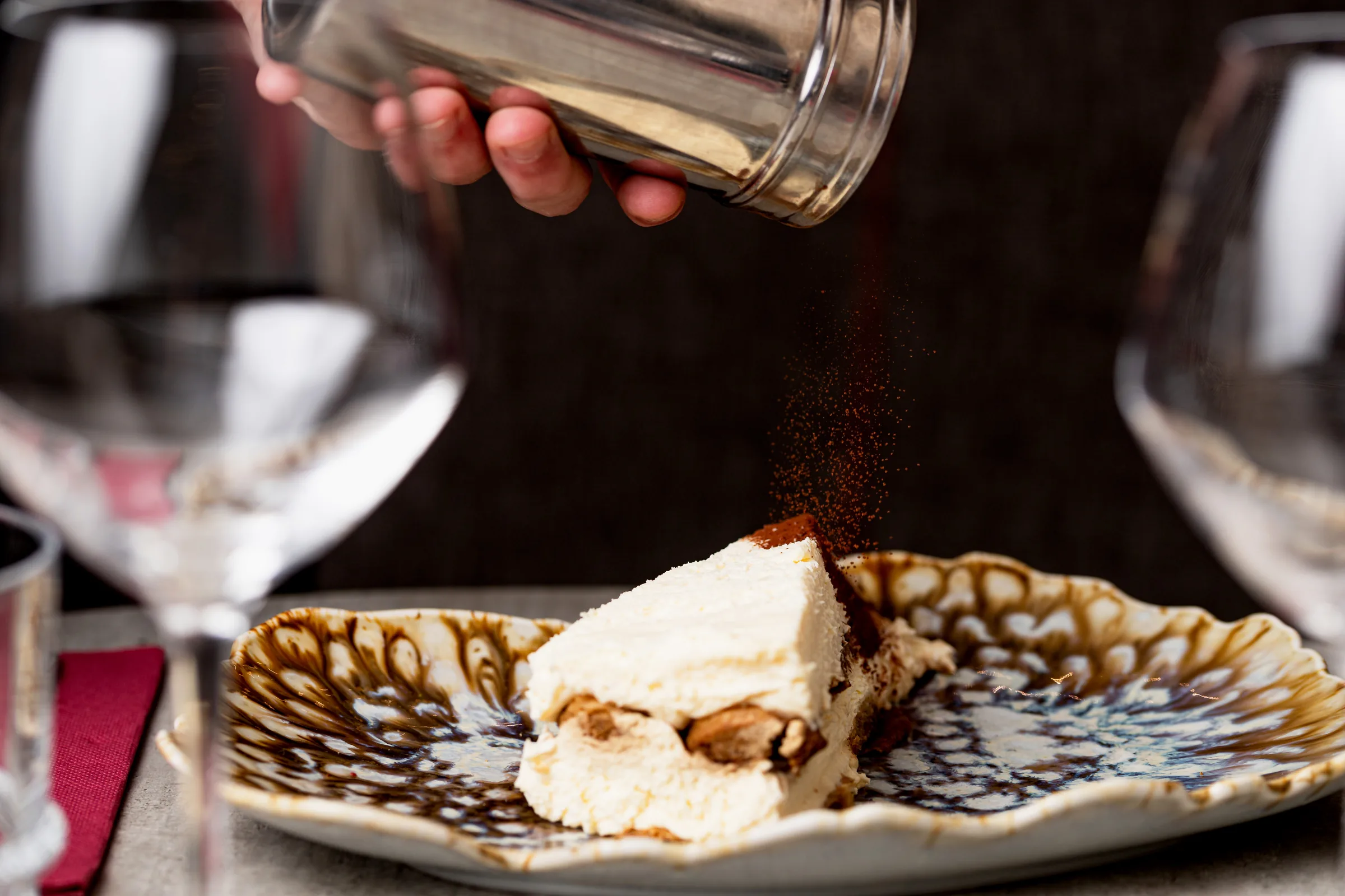 Dessert servi dans une assiette décorée