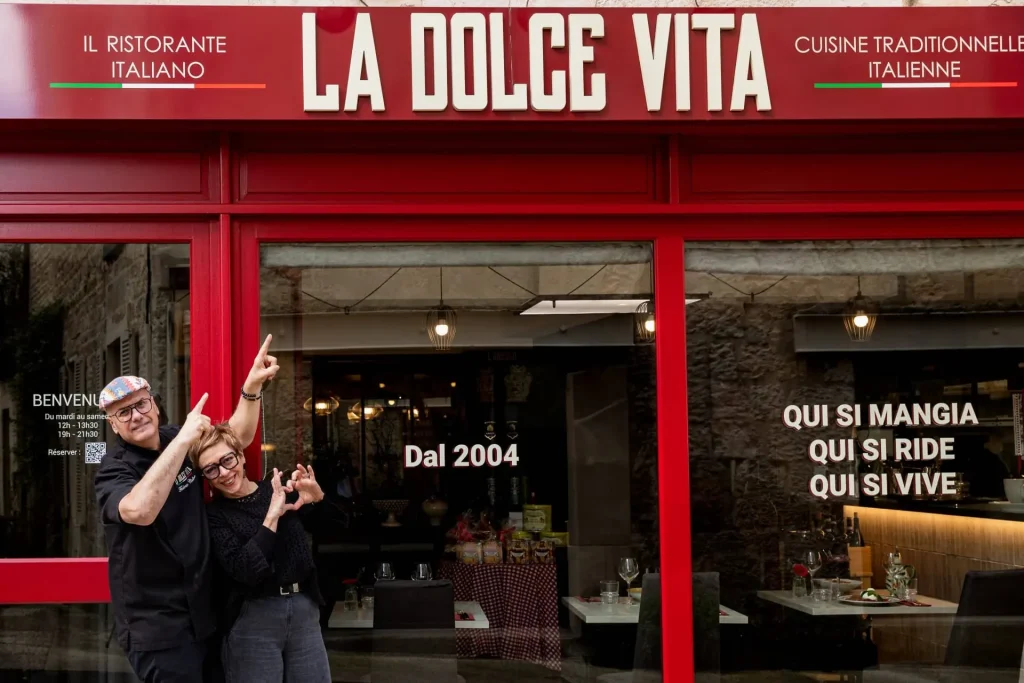 Devanture rouge du restaurant La Dolce Vita