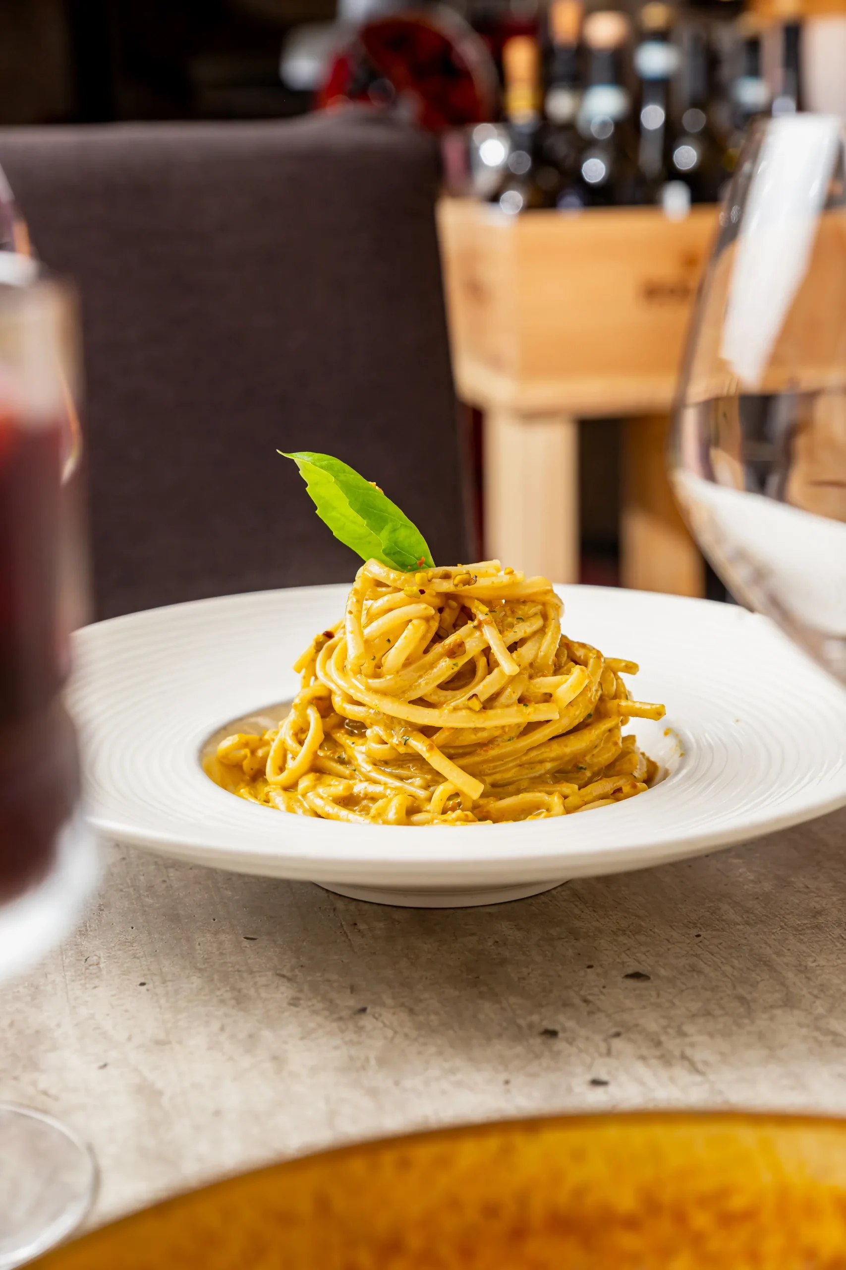 Linguine dans une assiette creuse