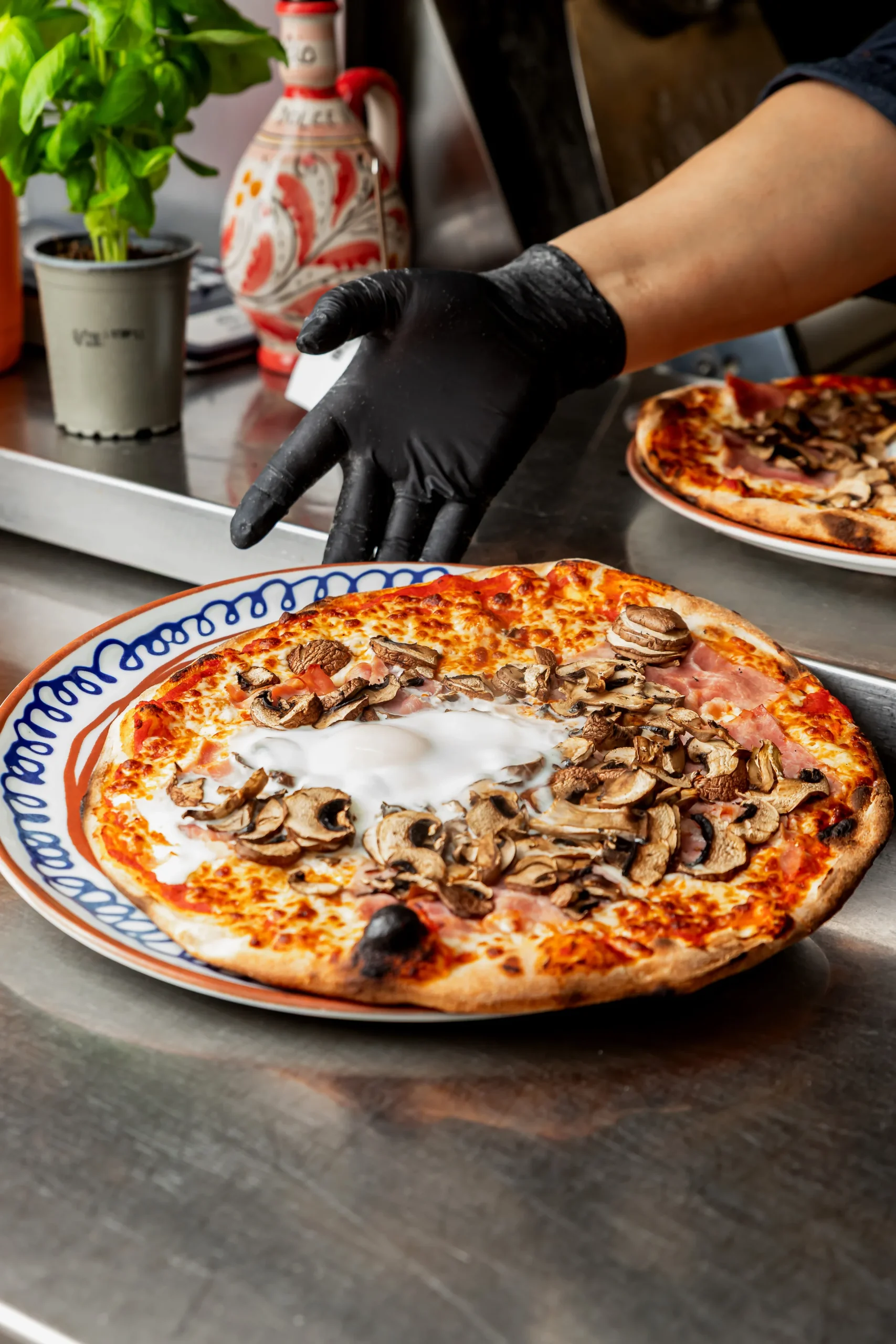Pizza aux champignons garnie en cuisine