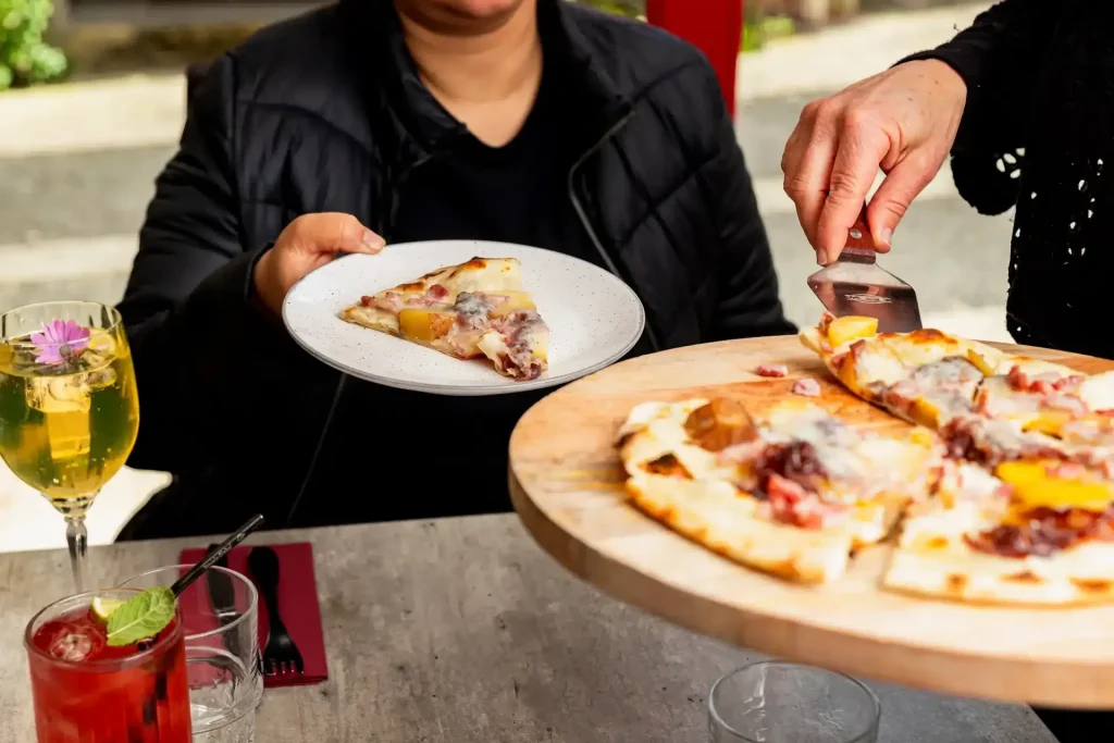 Pizza découpée et servie à table