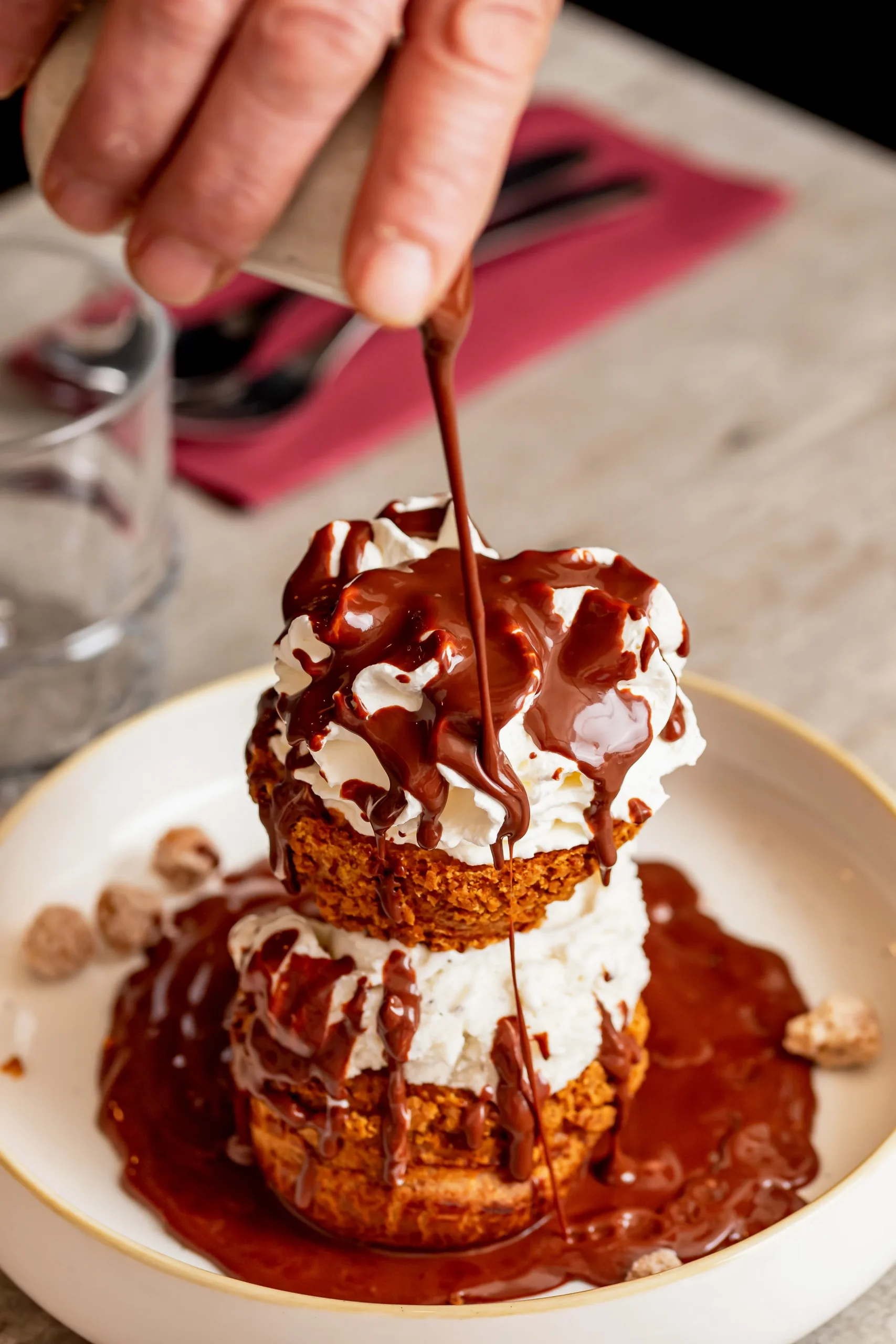 Profiterole nappée de sauce au chocolat