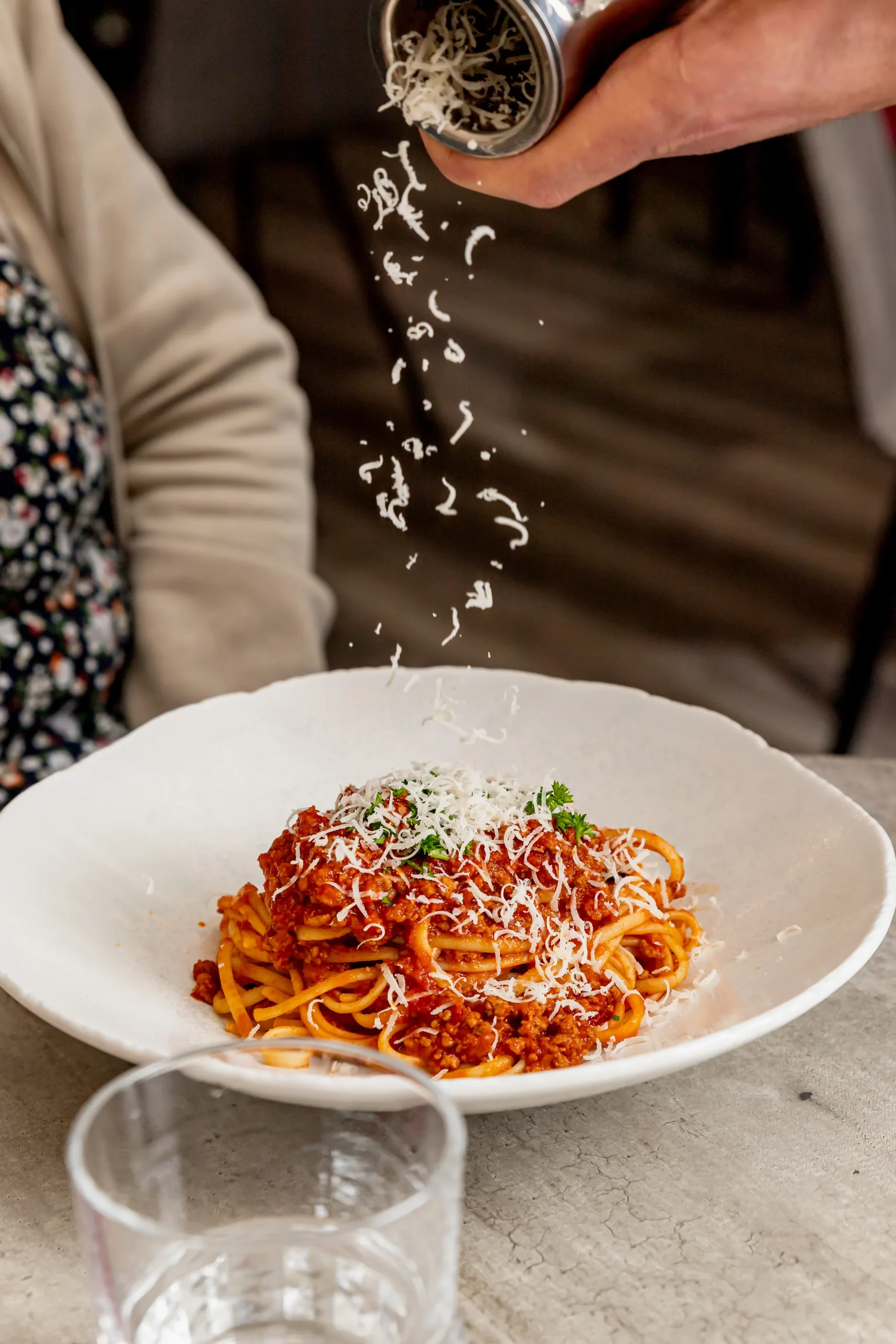 Spaghetti à la tomate saupoudrés de parmesan