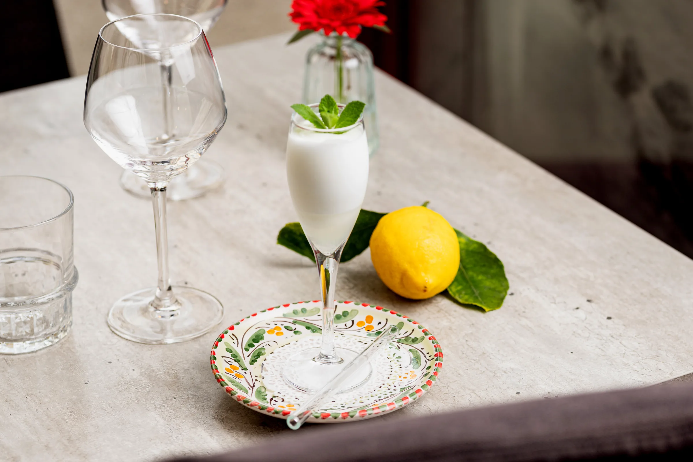 Table dressée avec verres et citron
