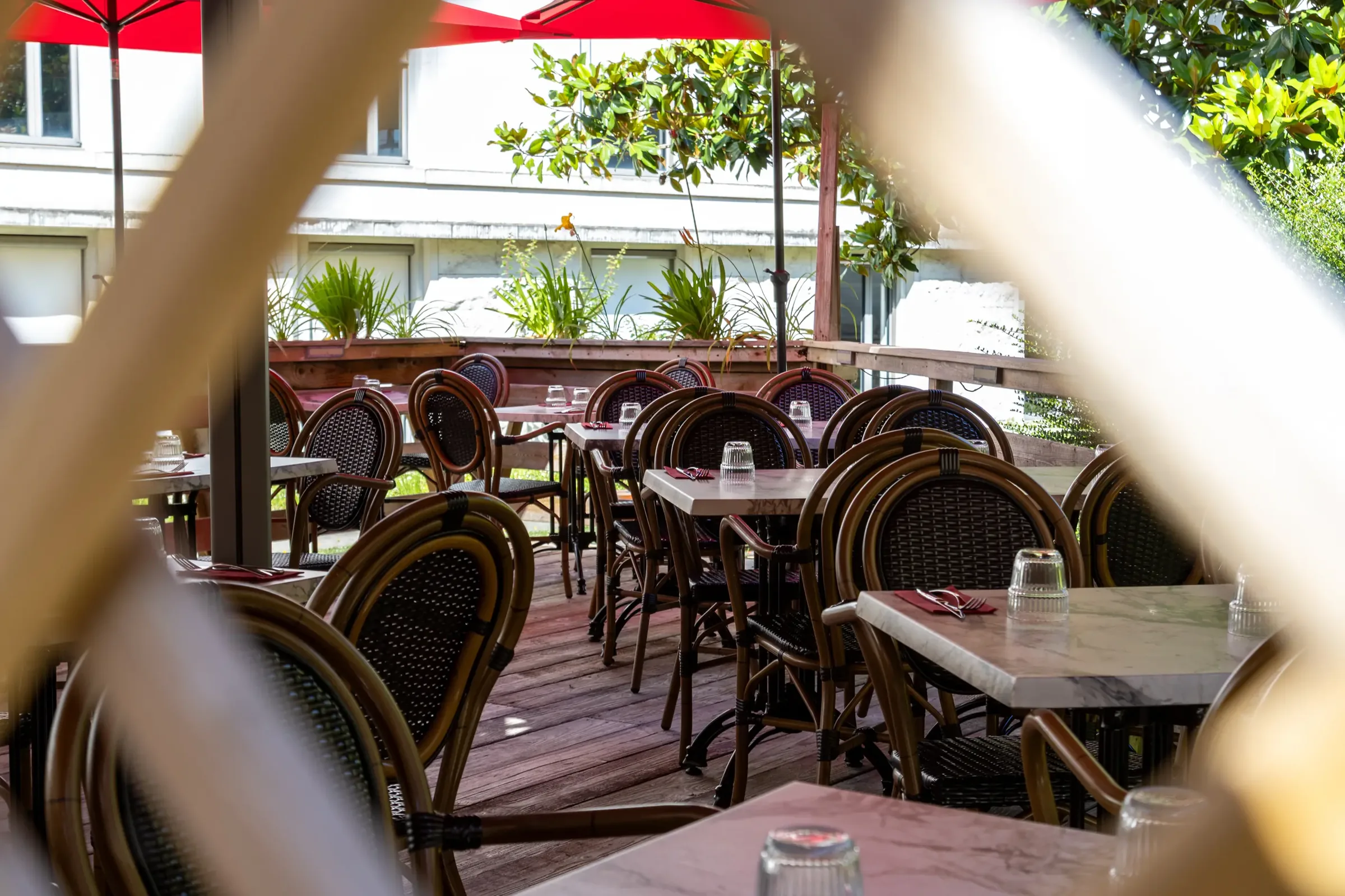 Terrasse du restaurant avec ses tables et chaises de bistrot