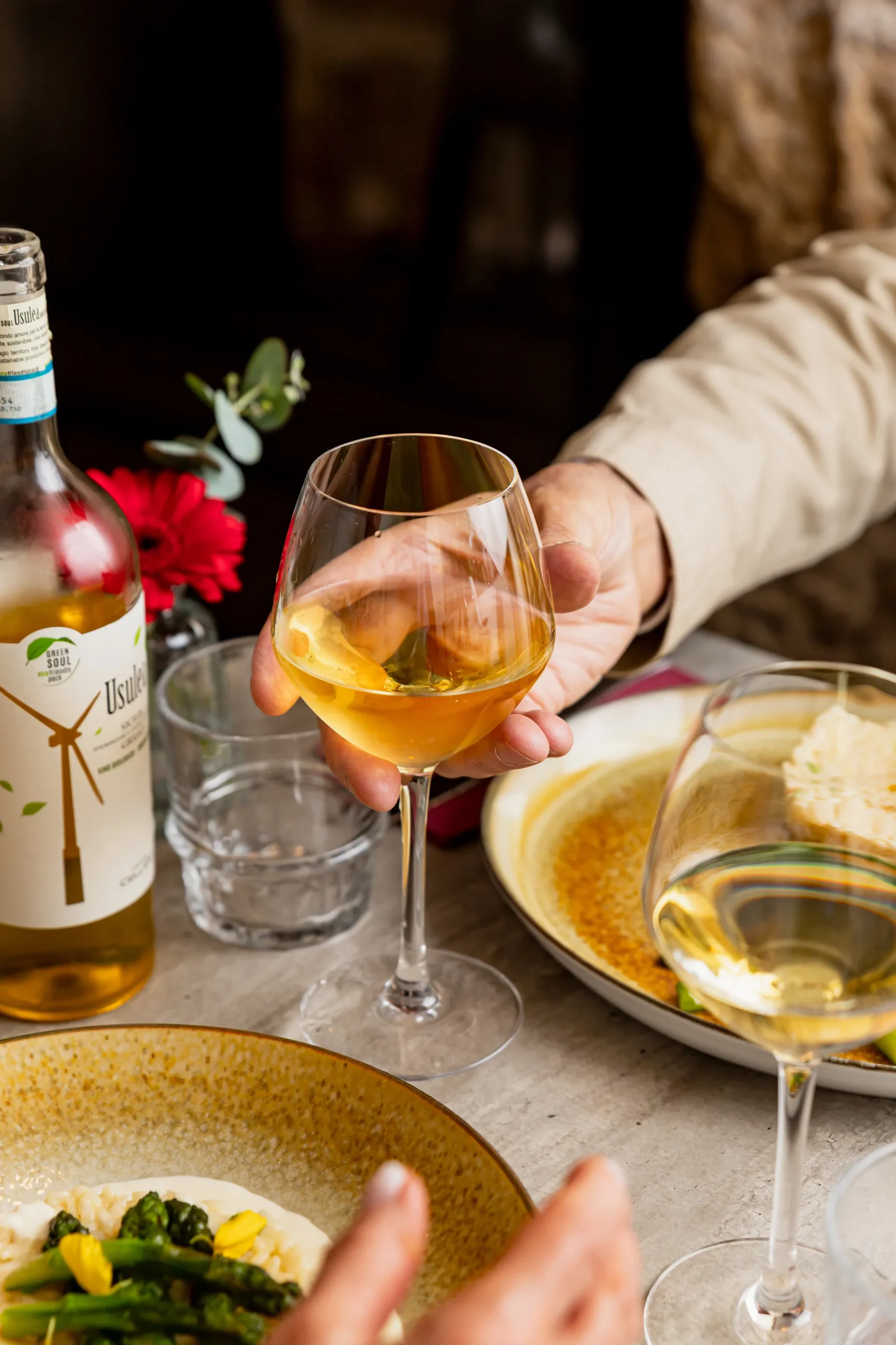 Verre de vin blanc servi à table